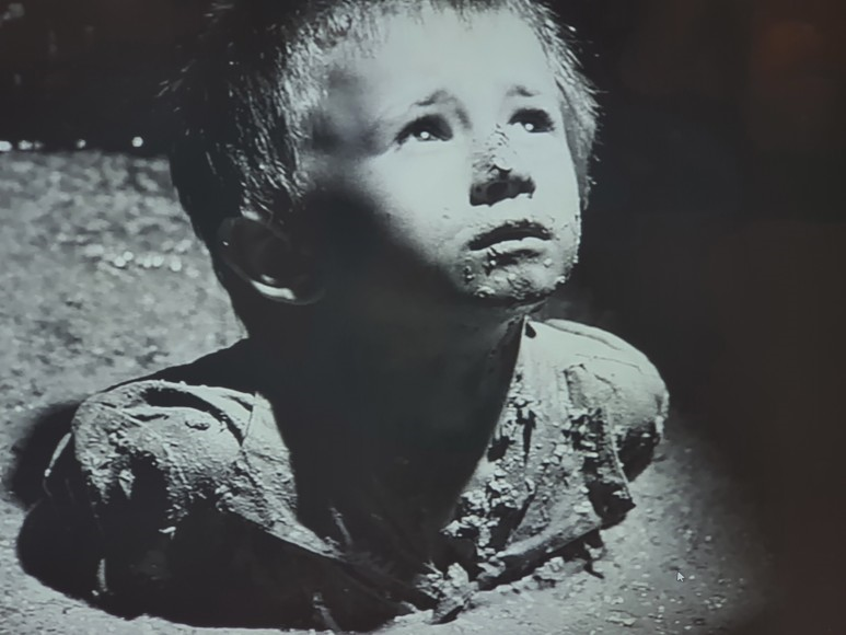 쉰들러-리스트-영화장면